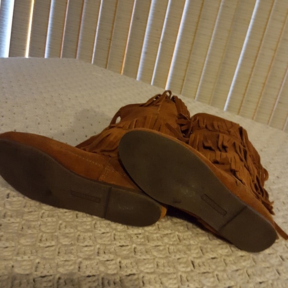 Minnetonka 3-layer Fringe Boots. - Picture 4 of 6